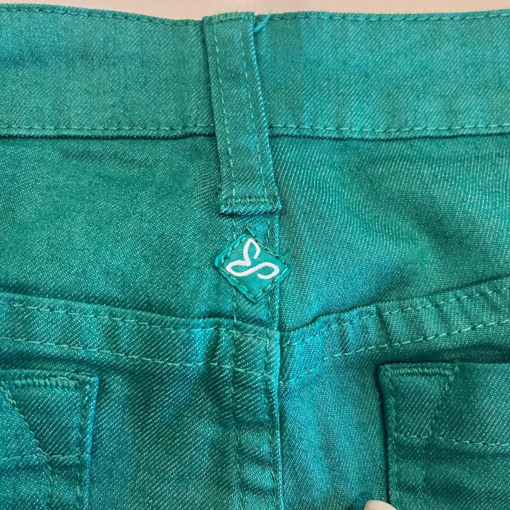 Prana Teal to White Ombre Capris with Ankle Zippers - Picture 4 of 5